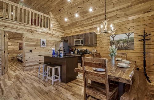 White Oak Lodge House | Cozy Log Cabin, hot tub, pool table, pool access