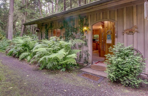 Greenbank Apartment | Cozy Log Cabin in Beautiful Surroundings with Wood Stove, Board Games