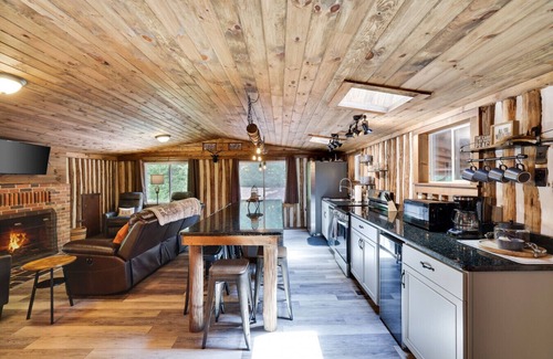Ashfield Cabin | Cozy Log Cabin in Jim Thorpe