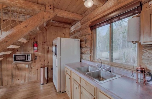 Indian Mountain Cabin | Cozy Log Cabin Loft w/Hot Tub on 5 wooded acres