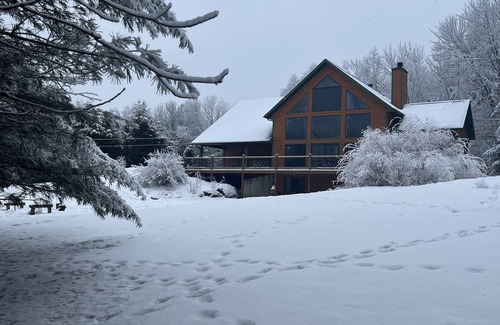 Iola Cabin | Cozy Log Cabin - Nature Escape - 5 acres