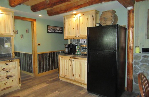 Meredith Cabin | Cozy Log Cabin near Cooperstown Dreams park and All- Star Village