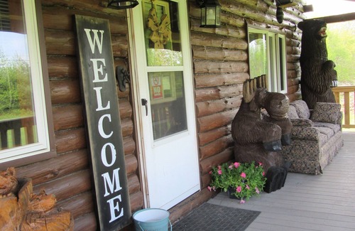 Meredith Cabin | Cozy Log Cabin near Cooperstown Dreams park and All- Star Village