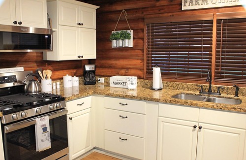 Needville Cabin | Cozy log cabin on 80 acre Homestead.