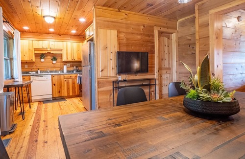 West Jefferson House | Cozy Log Cabin TH | Long-Range Mountain Views | Walk to Downtown West Jefferson