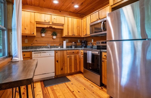 West Jefferson House | Cozy Log Cabin TH | Long-Range Mountain Views | Walk to Downtown West Jefferson