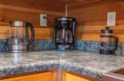 West Jefferson House | Cozy Log Cabin TH | Long-Range Mountain Views | Walk to Downtown West Jefferson