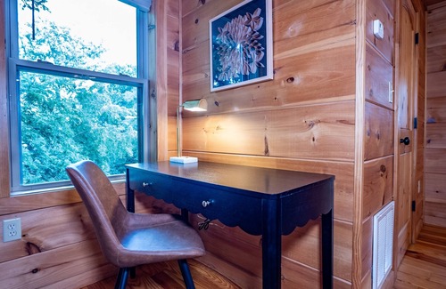 West Jefferson House | Cozy Log Cabin TH | Long-Range Mountain Views | Walk to Downtown West Jefferson