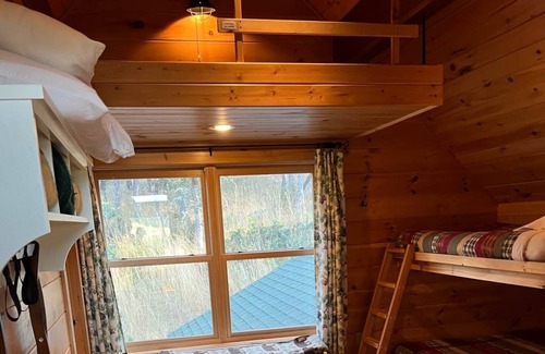 Lyle House | Cozy Log Cabin at Hartland Lake