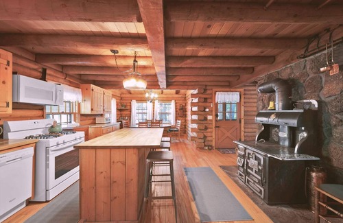 Shingletown Cabin | Cozy Log Cabin w/Hot Tub | Lassen Forest Retreat