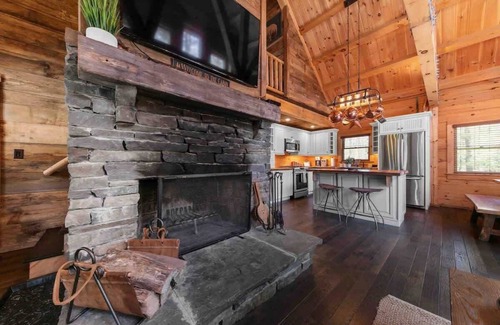 Jewett House | Cozy Log Cabin w/Hot Tub | 10 Min to Hunter Mtn