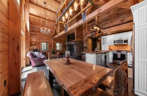 Jewett House | Cozy Log Cabin w/Hot Tub | 10 Min to Hunter Mtn