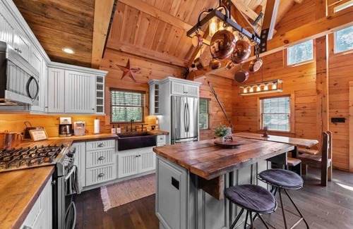 Jewett House | Cozy Log Cabin w/Hot Tub | 10 Min to Hunter Mtn