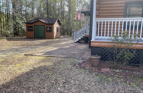 Florence Cabin | Cozy log cabin with plenty of space in Florence, SC