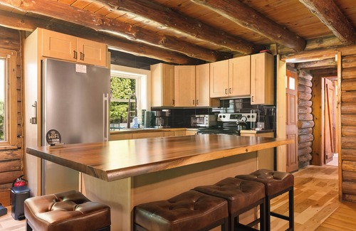 Boiceville Cabin | Cozy Log Cabin with Hot-Tub, Firepit & Prime Catskills Location