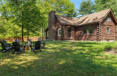 Boiceville Cabin | Cozy Log Cabin with Hot-Tub, Firepit & Prime Catskills Location