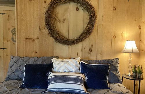 Boone House | Cozy log Guesthouse on Ranch w Mtn Views