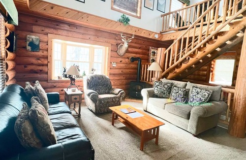 Honor Cabin | Cozy log home with lake access and near the Trading Post. Pet Friendly.