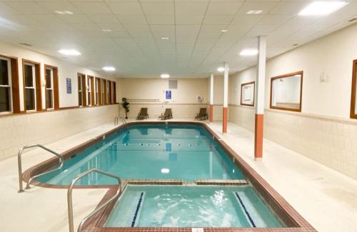 Lincoln Apartment | COZY LOON MOUNTAIN ESCAPE - Free shuttle, Pool, Hot tub, River&Mnt Views