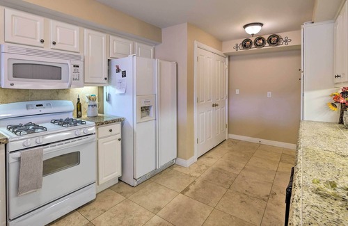 Crestwood Apartment | Cozy Louisville Apt w/ Patio, Fire Pit & Game Room