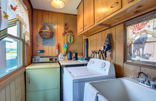 Markesan Cabin | Cozy Markesan Cabin ~ 2 Mi to Green Lake Access!