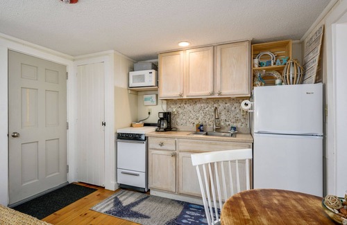 Dennis Port Condo | Cozy Mid-Cape Studio Steps to the Beach