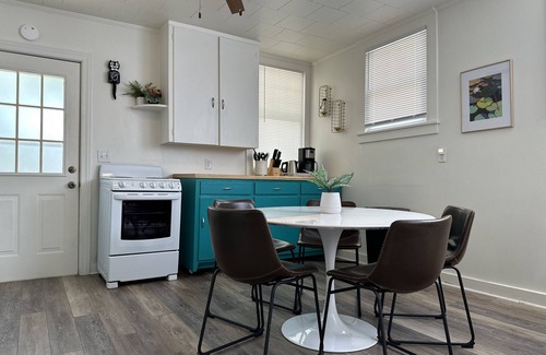 Yaupon Beach House | Cozy mid-century bungalow 1 min to kayak launch, 4 mins to beach! Sleeps 6!