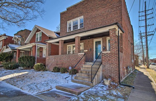 University City Apartment | Cozy Missouri Apartment < 10 Mi to the Arch!