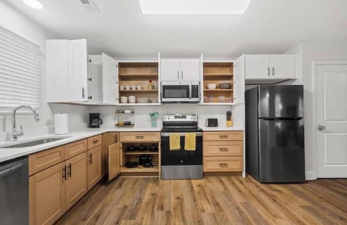 Taylors House | Cozy & Modern, 10 Min to Greenville + Private Deck