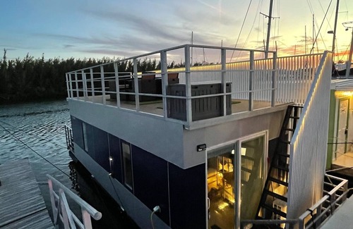 Key West Boat Rental | Cozy Modern Casa Azul Houseboat Experience & Scenic Views @ The Perry