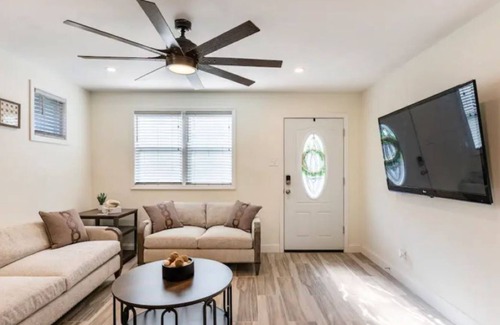 Ferguson House | Cozy, modern home. 10min from airport.