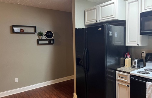 Lexington House | Cozy, modern home. Pet friendly!