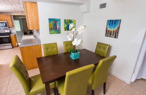 Villa Primera House | Cozy, Modern House-quick walk to the beach! NO STAIRS TO CLIMB