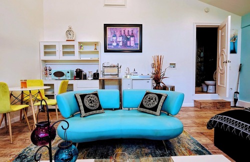 Reseda Apartment | Cozy Modern Space with Pool
