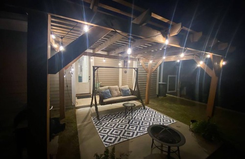 Oxford House | Cozy Modern Townhouse 10 Minutes from the Historic Oxford Square