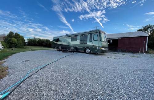 English House | Cozy motor home in Adorable English with all amenities inside and out!