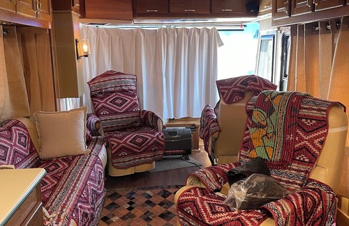 English House | Cozy motor home in Adorable English with all amenities inside and out!