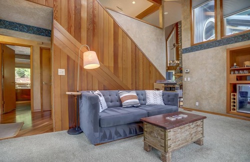 Sandy Cabin | Cozy Mountain Cabin on Private 37-Acre Park with Creek Trails & Mt Hood Views!