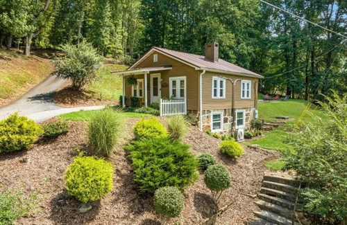 Horse Shoe House | Cozy Mountain Cottage