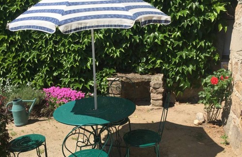 Veranne Cottage | Cozy Mountain Cottage with Fireplace, Wifi, Near Skiing & Hiking Trails