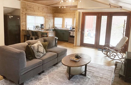 Lake Toxaway House | Cozy mountain home w/hot tub sauna near waterfall