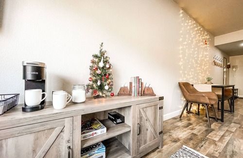 Mountain House Condo | ❤Cozy Mountain Suite❤hot tub/pool/gym/mins to lift