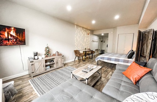 Mountain House Condo | ❤Cozy Mountain Suite❤hot tub/pool/gym/mins to lift