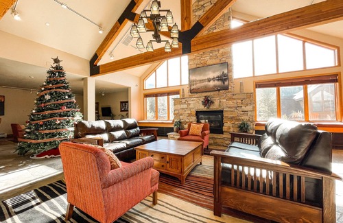 Mountain House Condo | ❤Cozy Mountain Suite❤hot tub/pool/gym/mins to lift