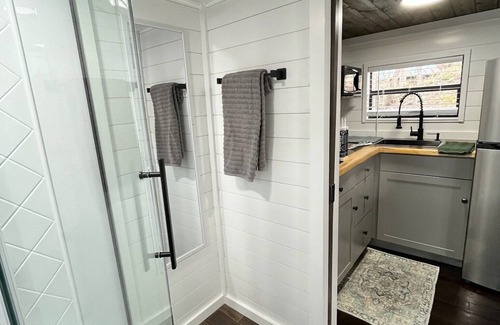 Saluda Cabin | Cozy Mountainside Cottage along the Green River with the comforts of home!