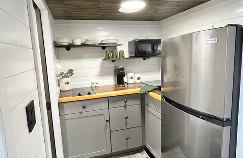 Saluda Cabin | Cozy Mountainside Cottage along the Green River with the comforts of home!