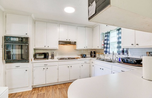 Mullins House | Cozy Mullins Retreat w/Backyard & Covered Porch!
