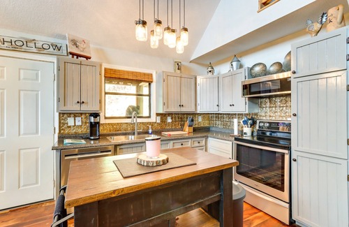 Unaka Cabin | Cozy Murphy Cabin w/Decks & Mountain Views!
