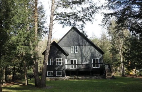 Bracebridge Cottage | Cozy Muskoka Waterfront Cottage - Hot tub & Fenced In Yard