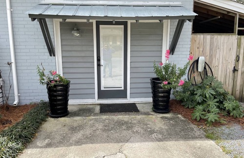Mount Pleasant Apartment | Cozy Neighborhood One Bedroom. Minutes to the beach and downtown Charleston.